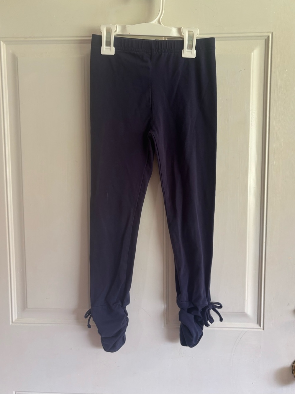 Size 6 Evie's Closet solid navy blue ruched, tie-hem ankles leggings.  In VVGUC!